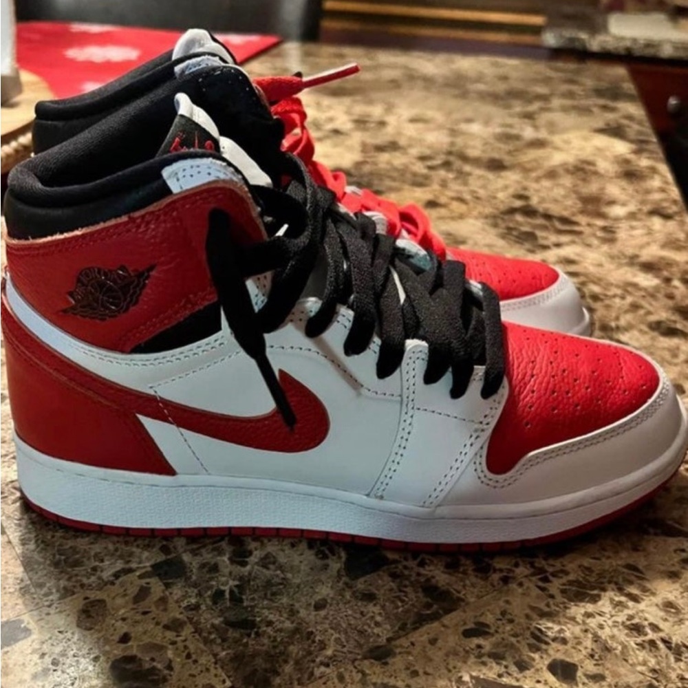 Youth Nike Air Jordan 1 Retro High OG Shoes in Black/White/University Red